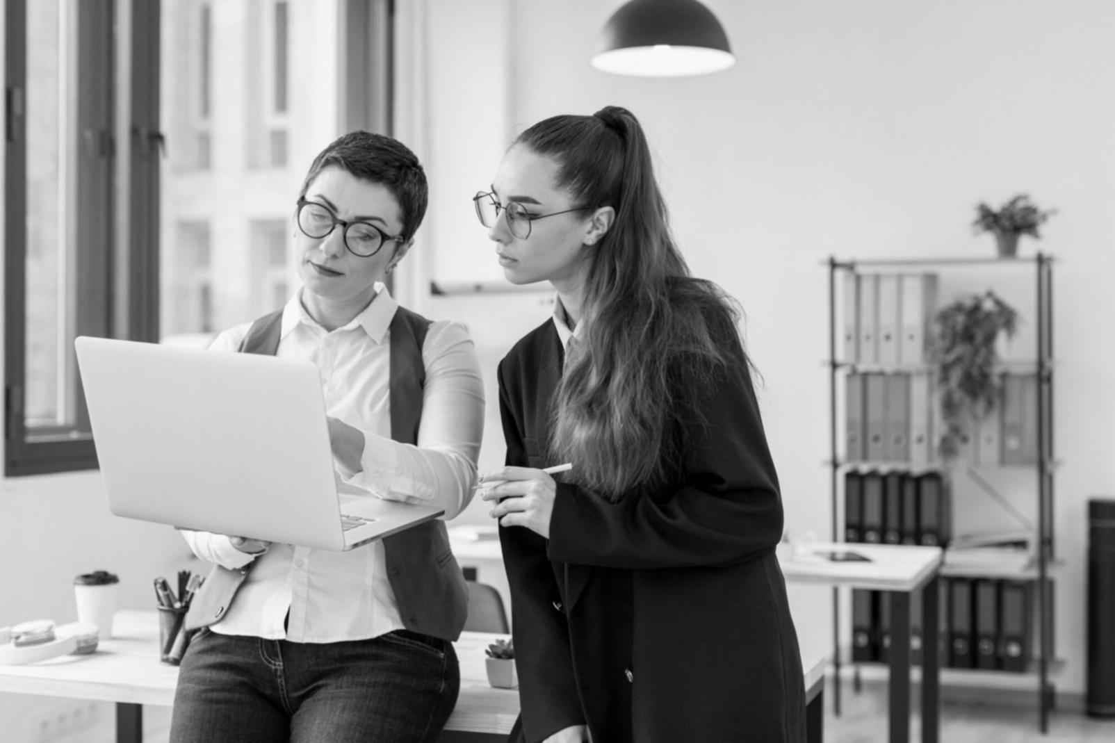 Team bei der Entwicklung von Automatisierungslösungen